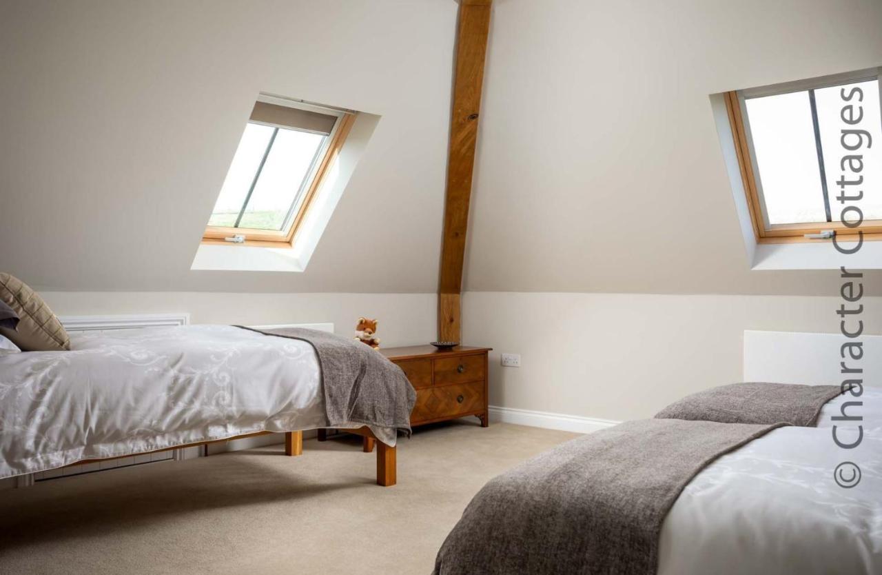 Flynn'S Barn Villa Aylworth ภายนอก รูปภาพ