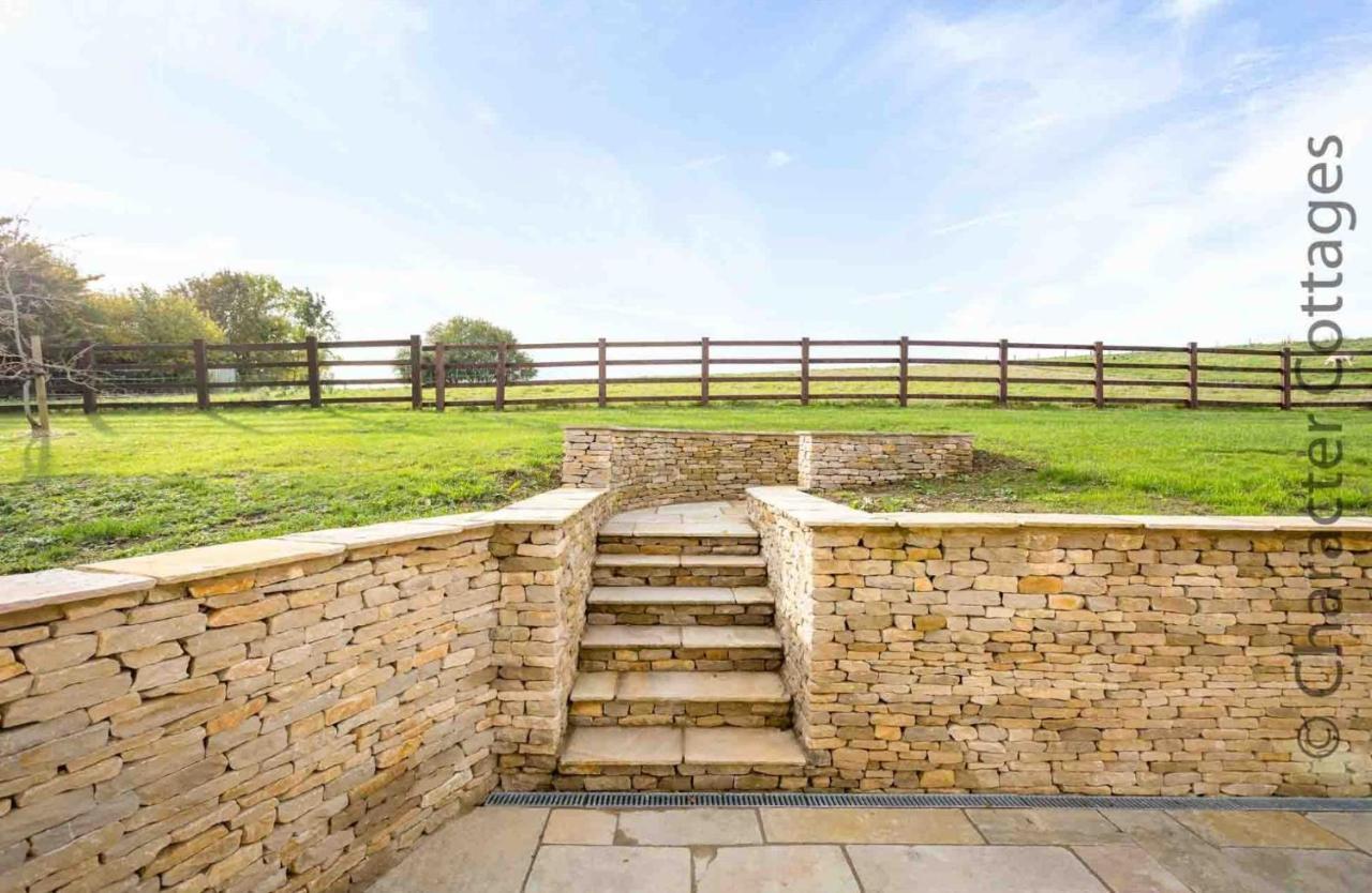 Flynn'S Barn Villa Aylworth ภายนอก รูปภาพ