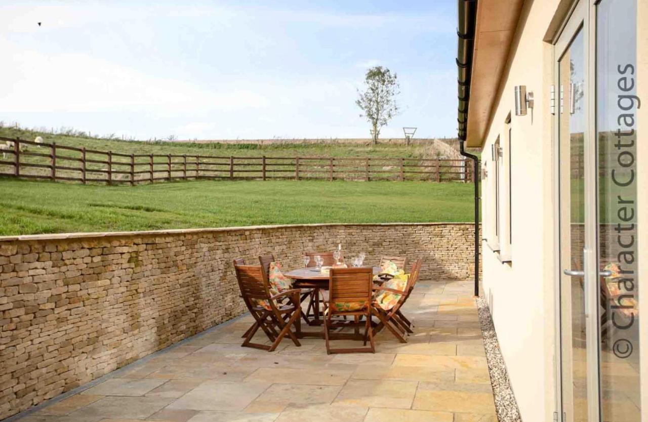 Flynn'S Barn Villa Aylworth ภายนอก รูปภาพ
