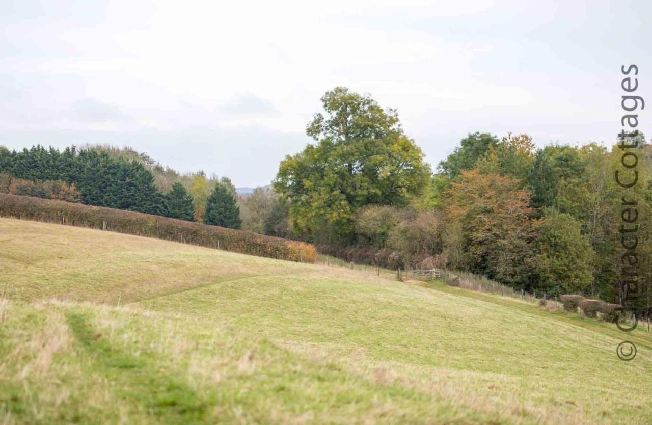 Flynn'S Barn Villa Aylworth ภายนอก รูปภาพ